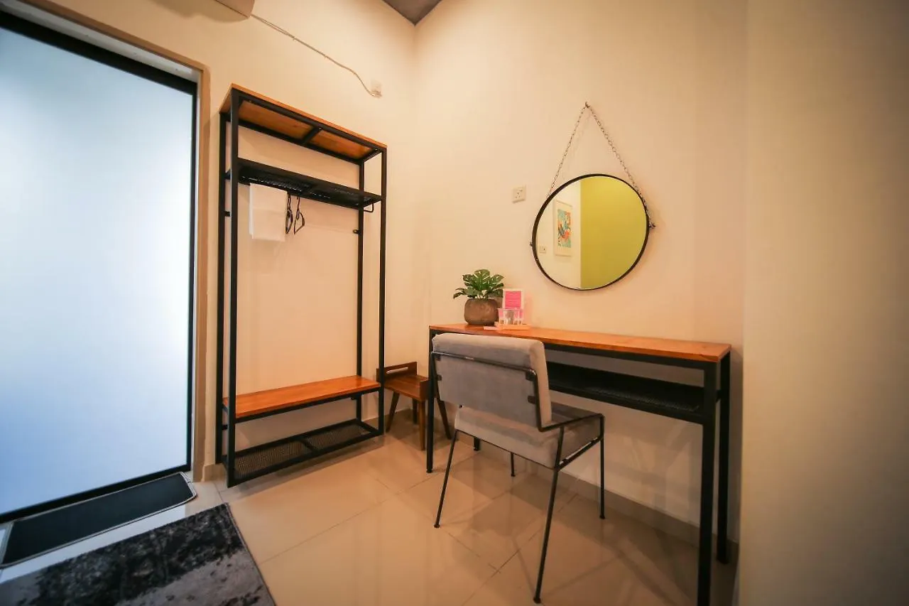 Bed & Breakfast The Best Hotel In Bayan Lepas - The Lov Penang